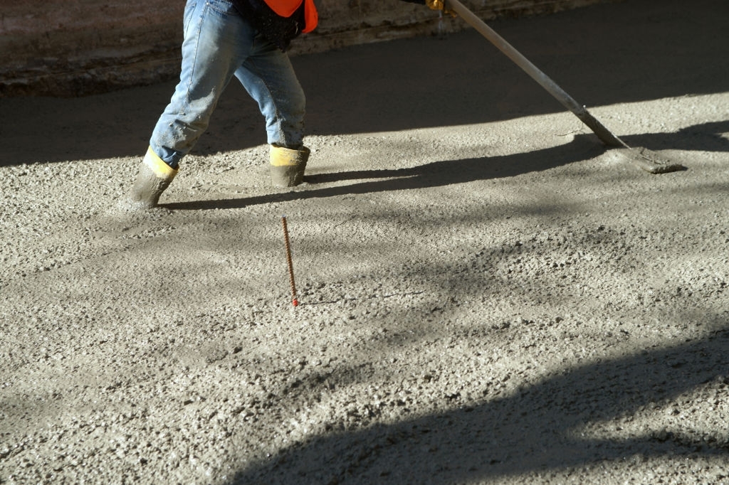 Укладка товарного гравийного бетона марки М150 класса В12,5 под монолитную площадку