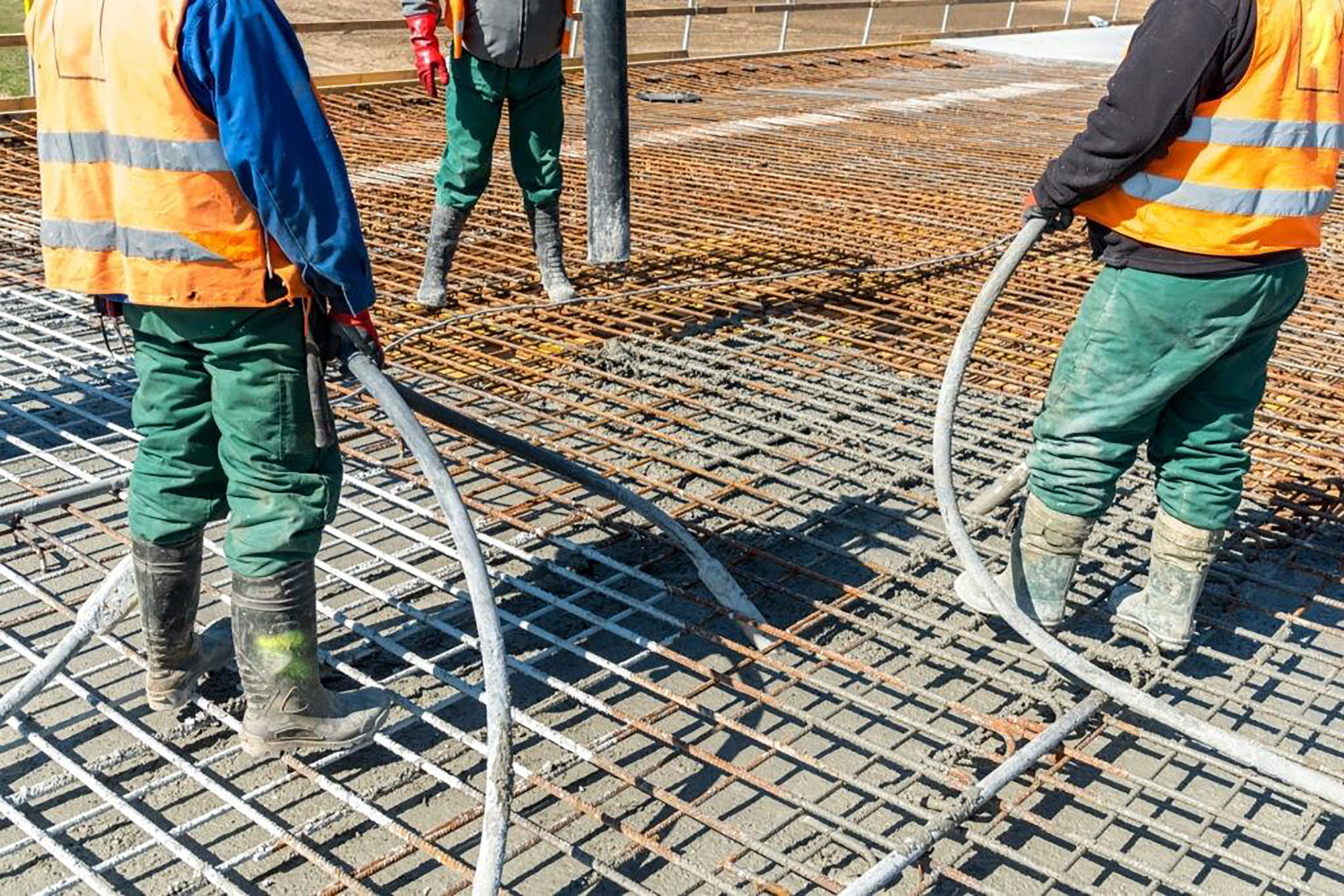 Заливка фундаментной плиты бетоном марки М350. Цена бетона без наценки. Заливка фундаментной плиты бетоном марки М350. Цена бетона без наценки.