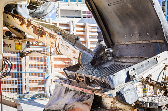 загрузка бетонной смеси в бункер бетононасоса